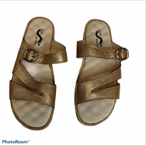 SoftWalk Metallic Comfortable Walking Shoes Sandals size 8